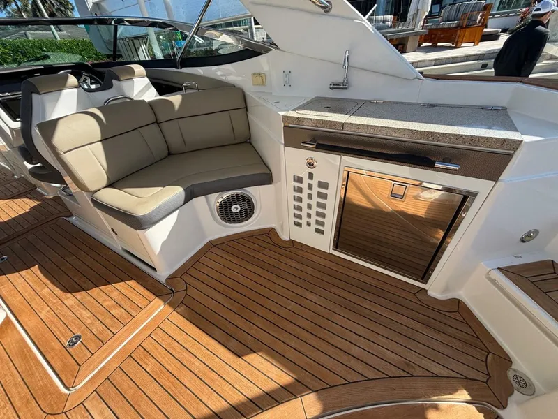 Slide: The Image of Sea Ray 350 SLX 2016 - 7