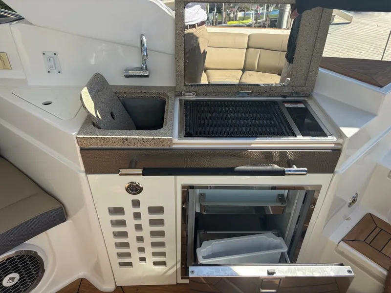 Slide: The Image of Sea Ray 350 SLX 2016 - 8