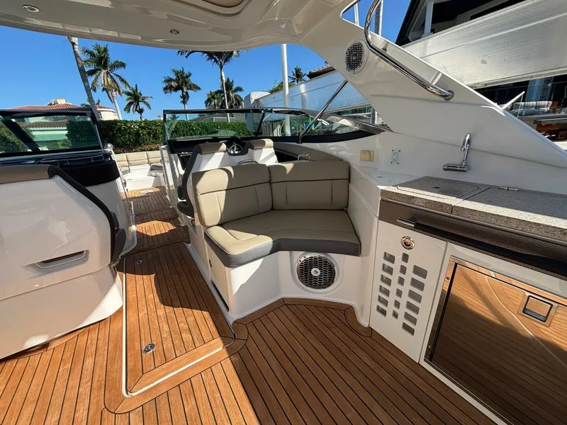 Slide: The Image of Sea Ray 350 SLX 2016 - 9