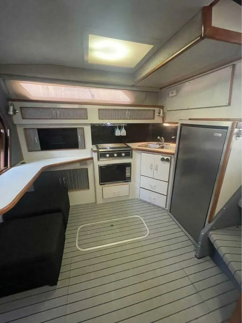 Slide: The Image of Sea Ray 390 Express Cruiser 1989 - 4
