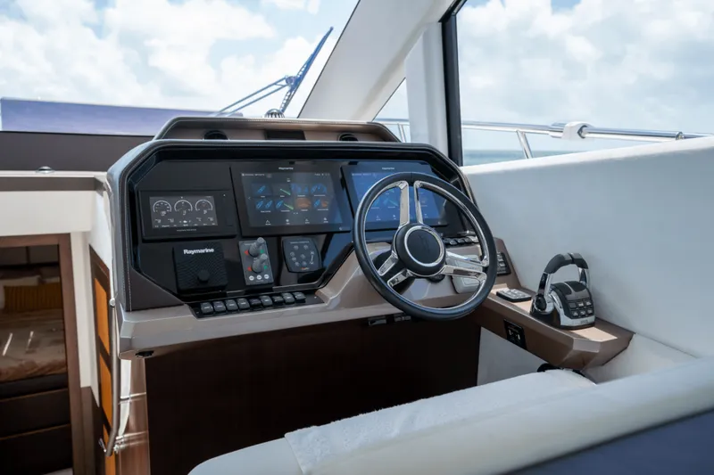 Slide: The Image of Galeon 500 Fly 2020 - 17