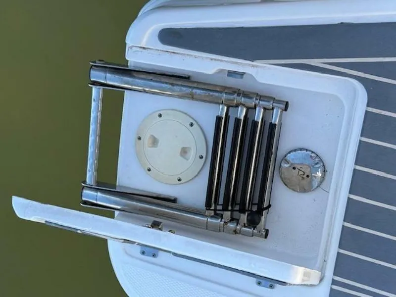 Slide: The Image of Robalo R317 2021 - 13