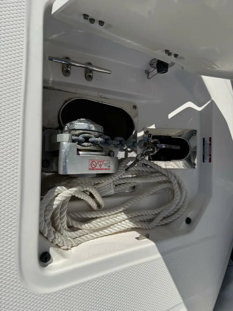 Slide: The Image of Robalo R317 2021 - 15