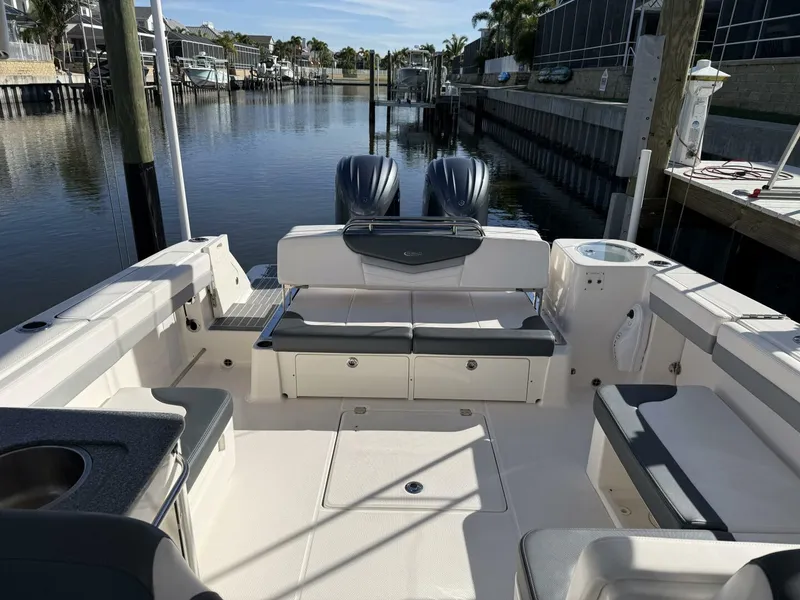 Slide: The Image of Robalo R317 2021 - 18