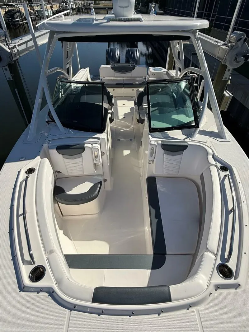 Slide: The Image of Robalo R317 2021 - 19
