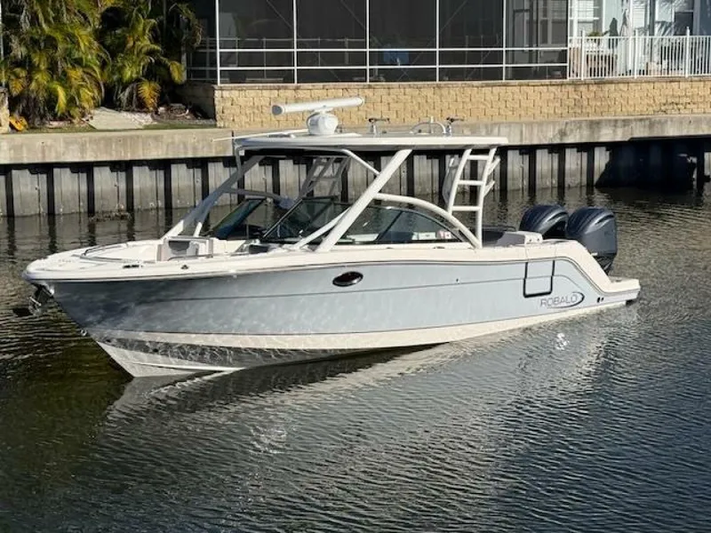Slide: The Image of Robalo R317 2021 - 22