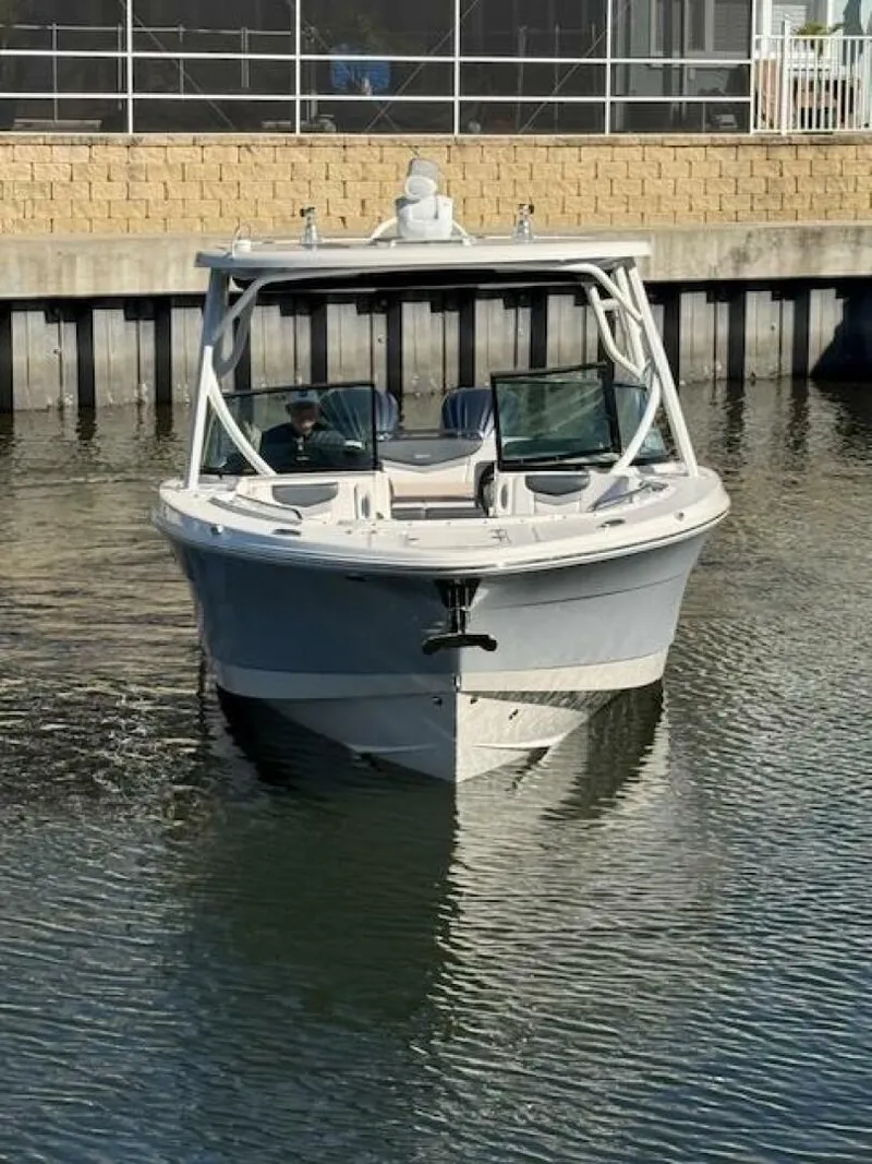 Slide: The Image of Robalo R317 2021 - 23