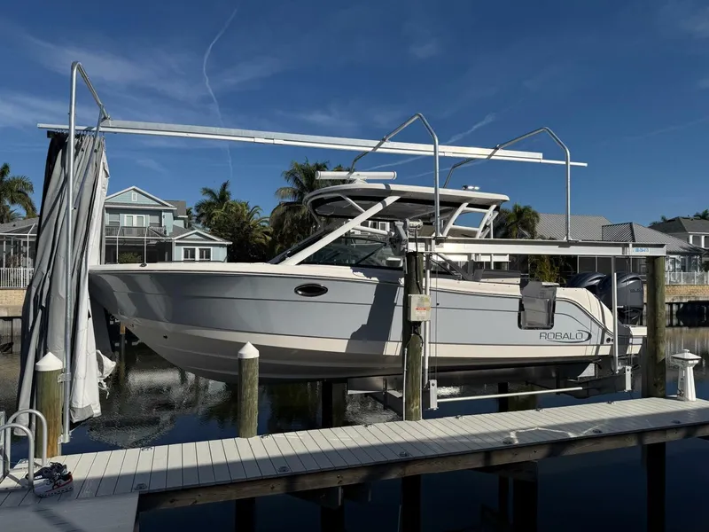Slide: The Image of Robalo R317 2021 - 25