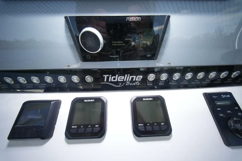 Slide: The Image of TideLine Boats 365 OFFSHORE 2020 - 34