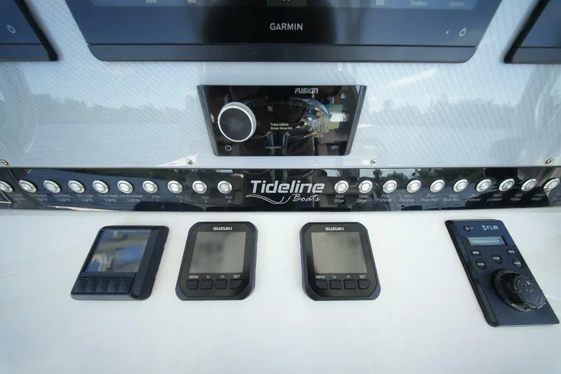 Slide: The Image of TideLine Boats 365 OFFSHORE 2020 - 35