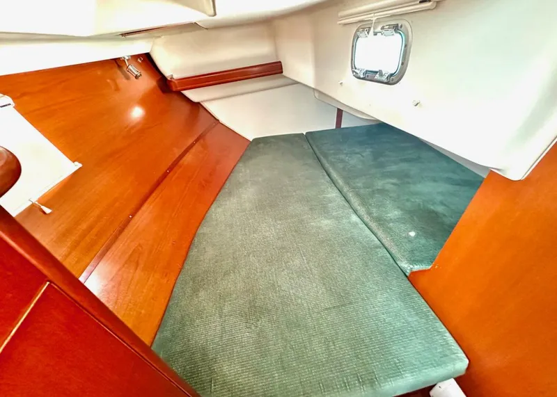 Slide: The Image of Beneteau 361 2000 - 9