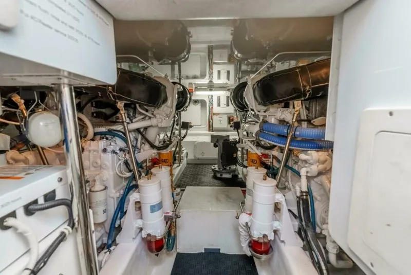 Slide: The Image of Hatteras 54 Convertible 2004 - 40