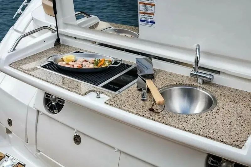 Slide: The Image of Sea Ray Coupe 2019 - 12