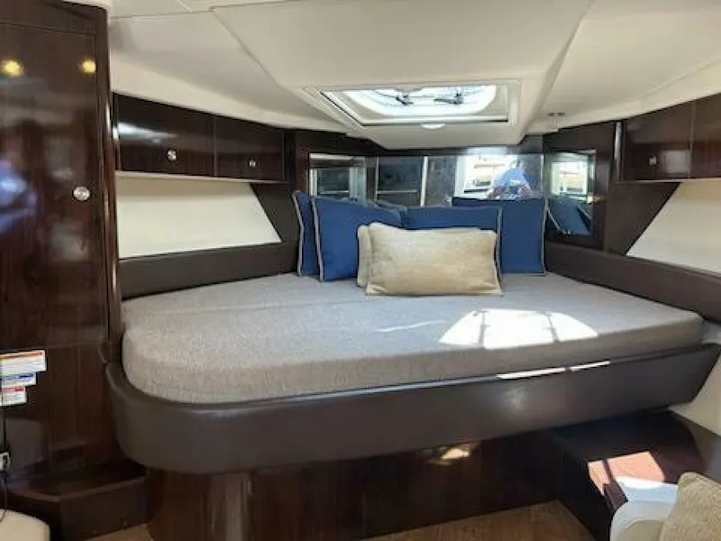 Slide: The Image of Sea Ray Coupe 2019 - 7