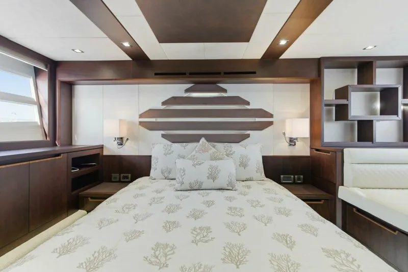 Slide: The Image of Galeon 560 Sky 2017 - 30