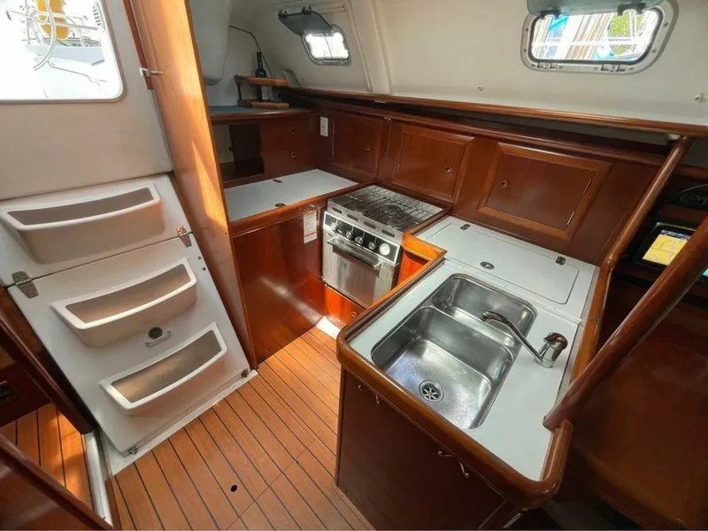 Slide: The Image of Beneteau 331 2002 - 8