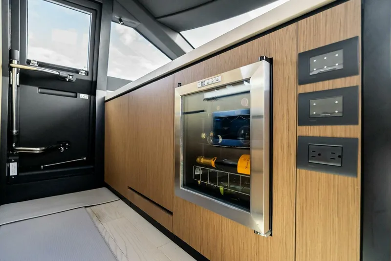 Slide: The Image of Ferretti 720 2024 - 60