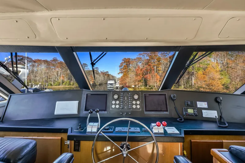 Slide: The Image of Viking 58 Enclosed Flybridge 1999 - 13