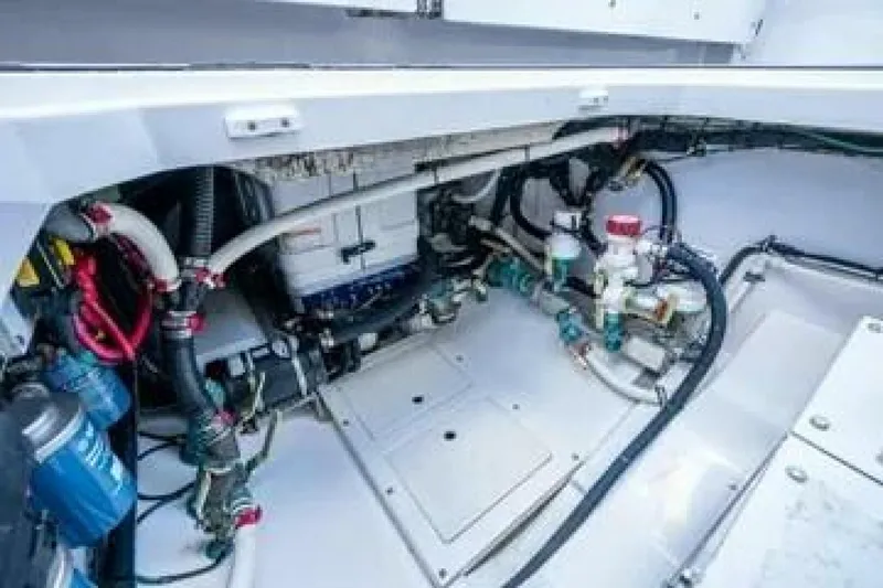 Slide: The Image of Everglades 395 Center Console 2020 - 11