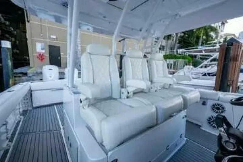 Slide: The Image of Everglades 395 Center Console 2020 - 8