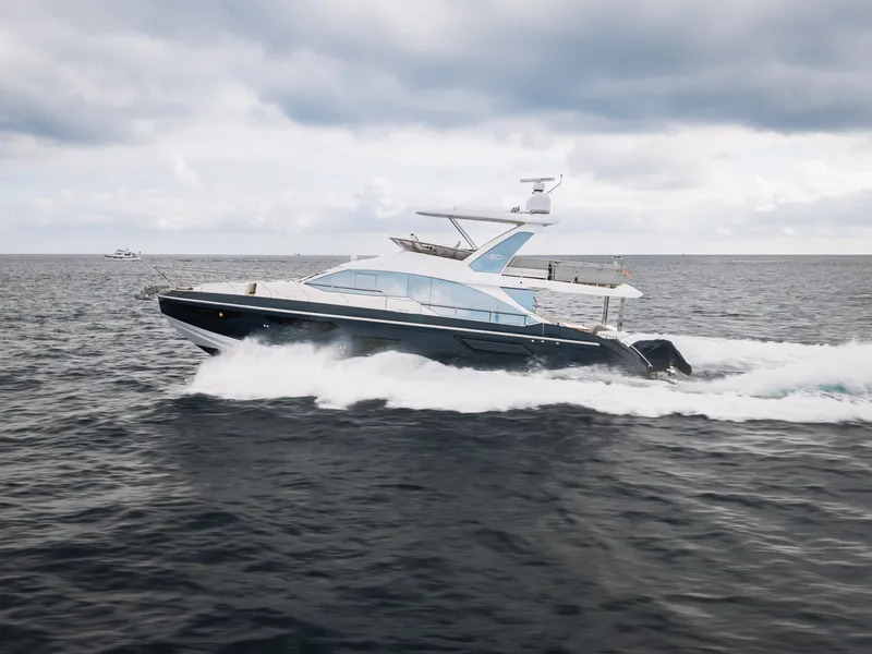 Slide: The Image of Azimut 60 FLY 2022 - 12