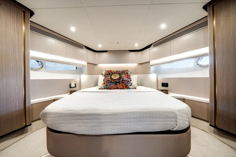 Slide: The Image of Azimut 60 FLY 2022 - 15