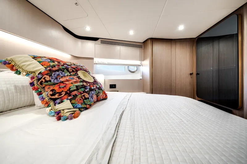 Slide: The Image of Azimut 60 FLY 2022 - 17