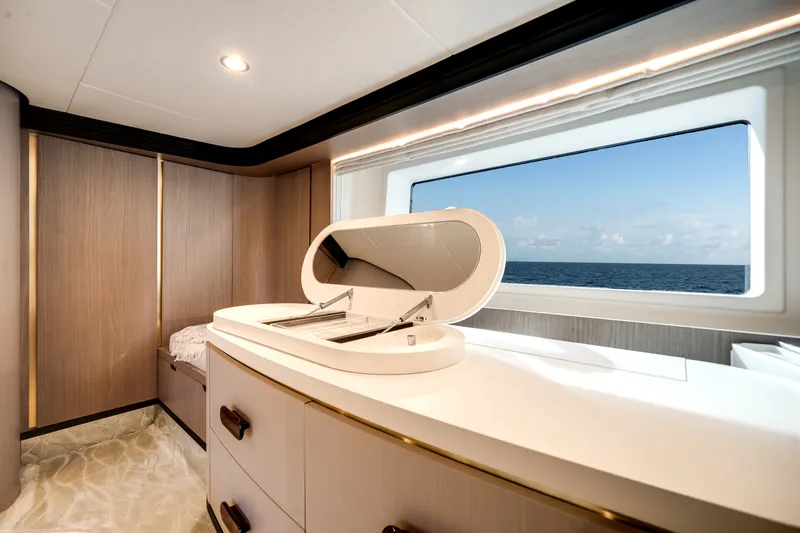 Slide: The Image of Azimut 60 FLY 2022 - 25