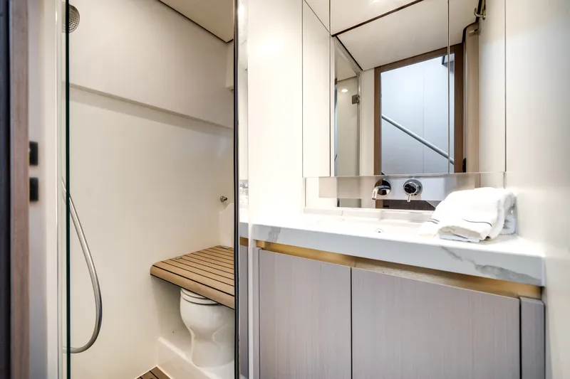 Slide: The Image of Azimut 60 FLY 2022 - 34