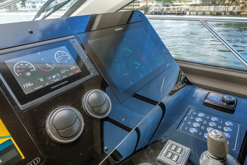 Slide: The Image of Azimut 60 FLY 2022 - 55