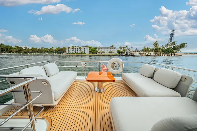 Slide: The Image of Azimut 60 FLY 2022 - 63