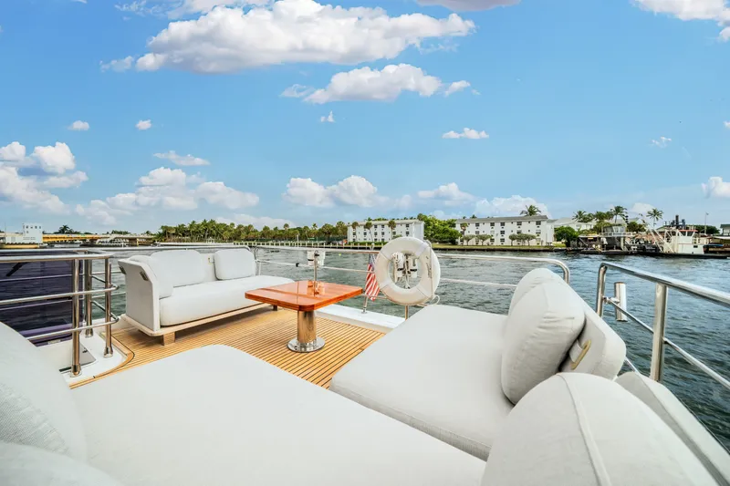 Slide: The Image of Azimut 60 FLY 2022 - 64