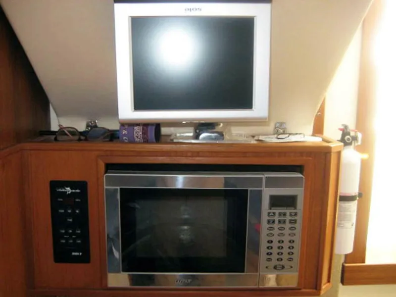 Slide: The Image of Albemarle 310 Sport Fisherman 2005 - 7