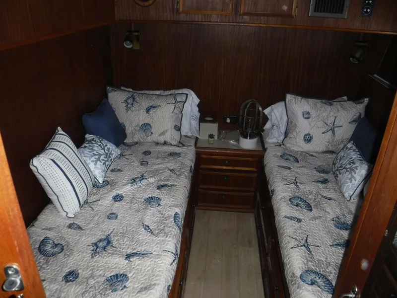 Slide: The Image of Hatteras 46 Convertible 1979 - 15