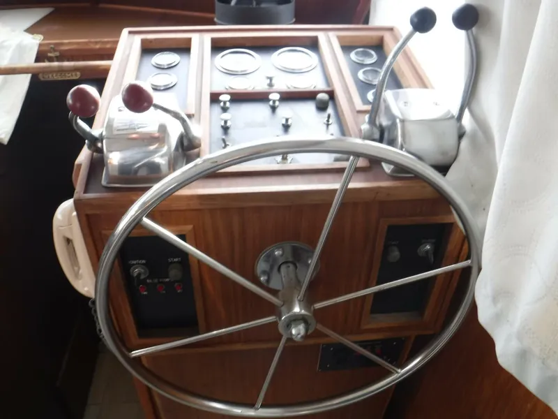 Slide: The Image of Hatteras 46 Convertible 1979 - 5