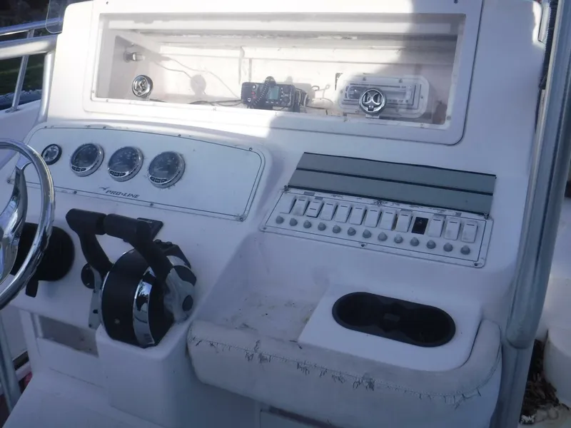 Slide: The Image of Pro-Line 31 Super Sport Center Console 2006 - 5