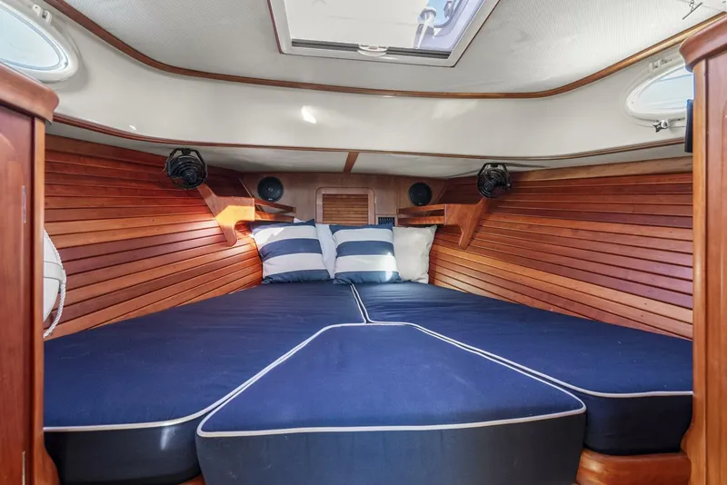 Slide: The Image of Hinckley Yachts Hinckley Picnic Boat 36 EP 2007 - 17