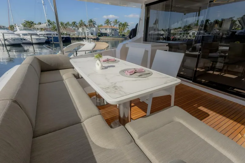 Slide: The Image of Azimut Fly 2021 - 10