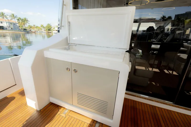 Slide: The Image of Azimut Fly 2021 - 12