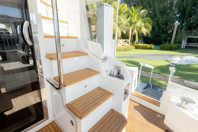 Slide: The Image of Azimut Fly 2021 - 14