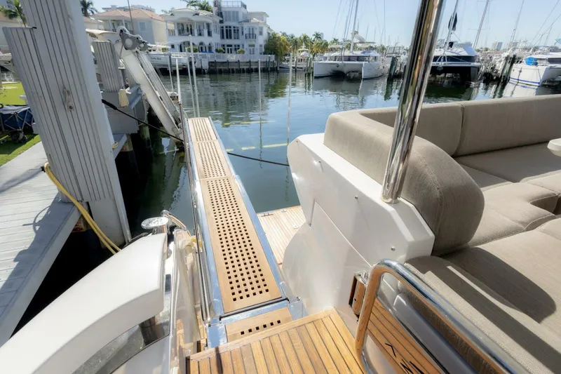 Slide: The Image of Azimut Fly 2021 - 15