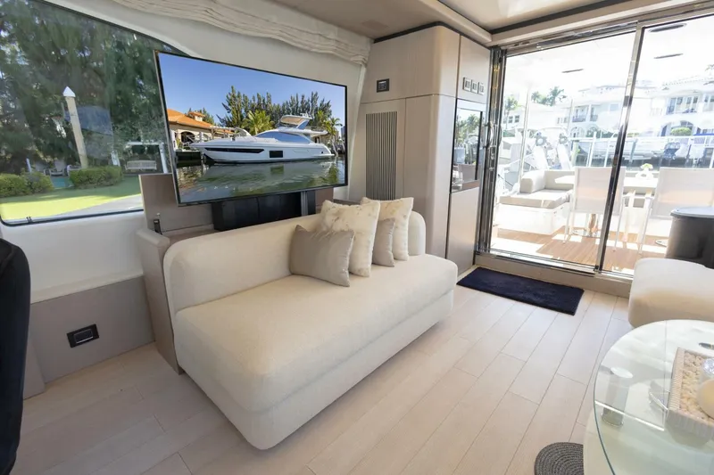 Slide: The Image of Azimut Fly 2021 - 19