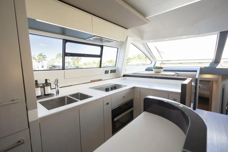 Slide: The Image of Azimut Fly 2021 - 20