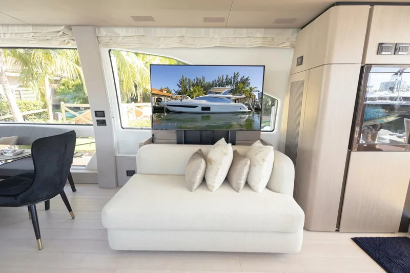 Slide: The Image of Azimut Fly 2021 - 24