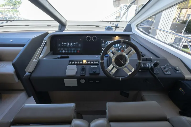 Slide: The Image of Azimut Fly 2021 - 30