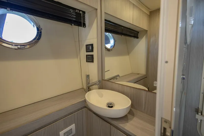 Slide: The Image of Azimut Fly 2021 - 78