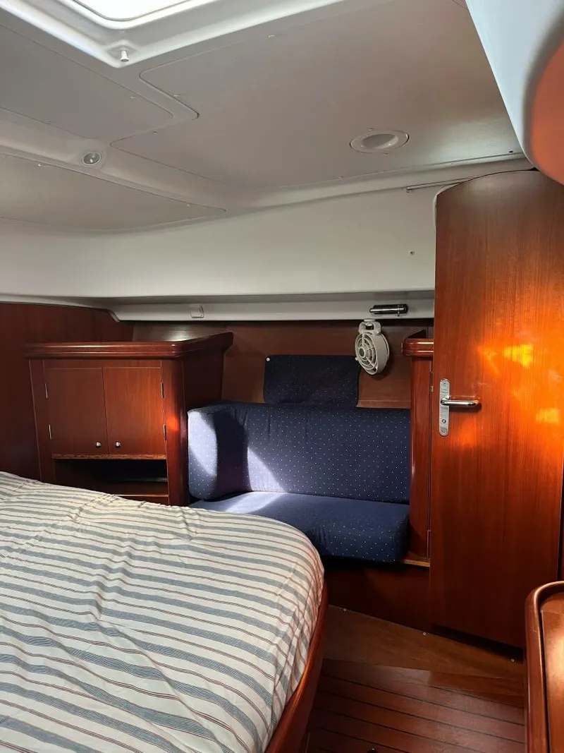 Slide: The Image of Beneteau 42cc 2003 - 17