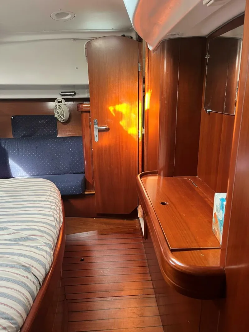 Slide: The Image of Beneteau 42cc 2003 - 21