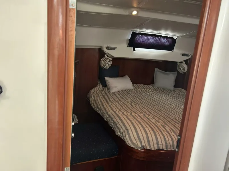 Slide: The Image of Beneteau 42cc 2003 - 28