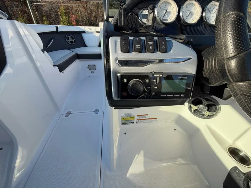 Slide: The Image of Regal 2000 ES Bowrider 2016 - 14